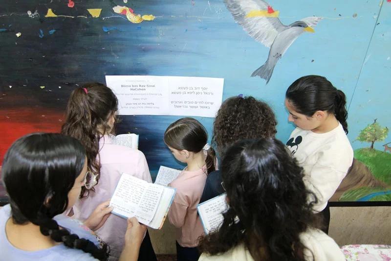 children praying