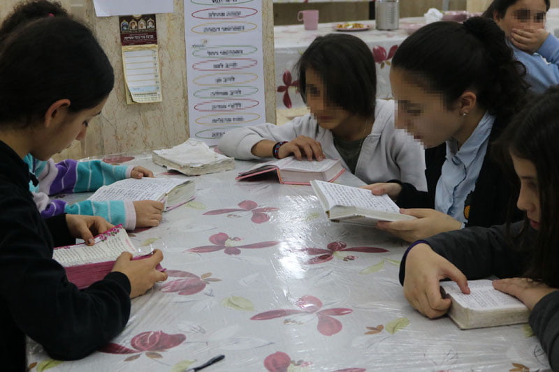 children praying